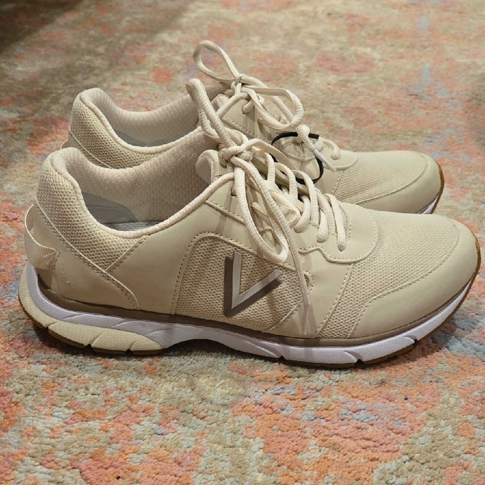 NWOB Vionic Paige Sneaker Sz 11